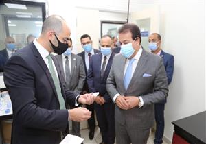 وزير التعليم العالي يتفقد مشروع تصنيع المواد الخام لمكافحة كورونا 