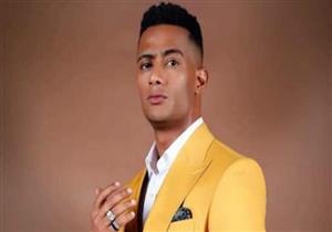 محمد رمضان يستخرج رخصة قيادة من دبي ويستعرض سيارته الجديدة