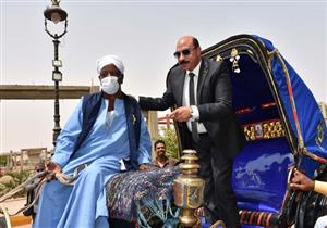 بالصور.. محافظ أسوان يتفقد عربات الحنطور بعد تطبيق إجراءات الزي الموحد