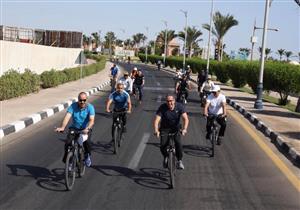 الوزير وعده بجائزة.. سفير الكاميرون يفوز بماراثون دراجات في شرم الشيخ - صور
