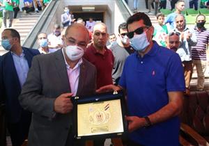 بالصور.. وزير الرياضة يكرم الفائزين في مهرجان الدراجات الهوائية في أسيوط 