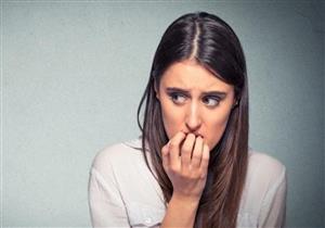 ما سبب الشعور بقبضة القلب والخوف الدائم؟.. استشاري يكشف السر