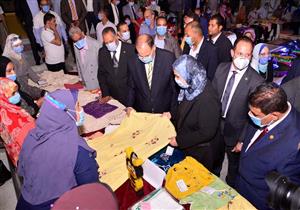 بالصور.. وزيرة التضامن ومحافظ أسيوط يوزعان مشروعات المرأة المعيلة