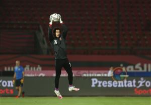 "الـ 11 بتوقيت الأهلي".. محمد الشناوي يهدي مصطفى شوبير ميدالية التتويج بالبطولة (صورة)