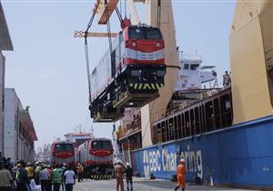 العدد بلغ ١٠٠.. وزير النقل يستقبل 30 جرار سكة حديد جديدًا