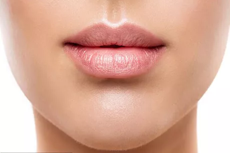 أسباب ظهور الحبوب البيضاء على الشفاه.. إليك طرق العلاج 