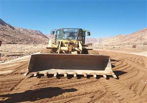 صور.. رفع آثار السيول من الطرق الرئيسية في مدينة سانت كاترين