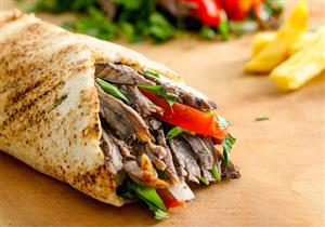 على عكس الوجبات السريعة الأخرى.. طبيبة توضح فوائد الشاورما