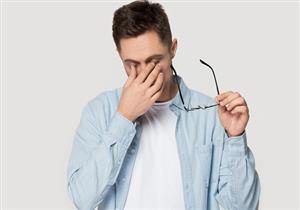 أعراضه مزعجة.. طبيب يوضح أسباب جفاف العين عند الشباب