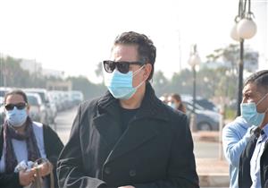 بالصور| محمد رياض يشارك في تشييع جثمان هادي الجيار