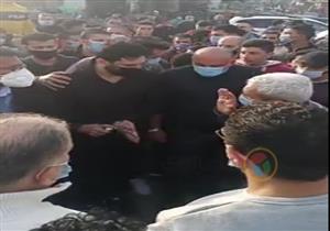 بالصور| "بالكحول وقبضة اليد".. حسن الرداد يتلقى العزاء في والدته وسط تزاحم الأهالي