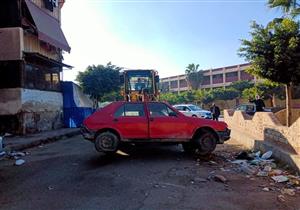  متروكة ومتهالكة في الشوارع.. رفع 32 سيارة ودراجة نارية بالقاهرة والجيزة