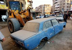 متروكة ومتهالكة في الشوارع.. رفع 66 سيارة ودراجة نارية بالقاهرة والجيزة