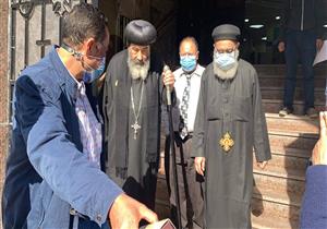 صور.. خروج "مطران بورسعيد" من المستشفى بعد تعافيه من كورونا