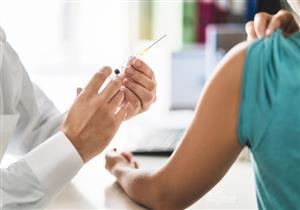 هل يمكن التطعيم بلقاح الإنفلونزا حاليًا؟.. طبيب يجيب