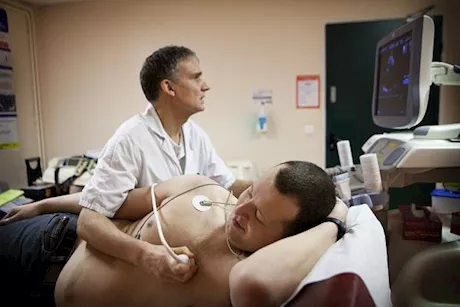 لماذا يحتاج مريض الضغط المرتفع إلى إيكو على القلب؟.. طبيب يوضح