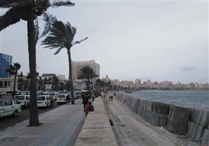 صور.. تقلبات جوية وغيوم في سماء الإسكندرية تزامنا مع نوة الفيضة الكبرى