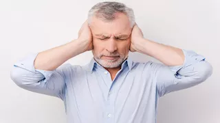  كيف يؤثر طنين الأذن على حاسة السمع؟ 