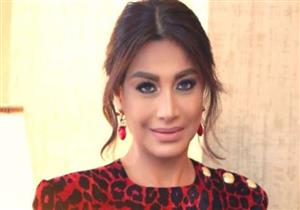 بسمة وهبة من أمام الكعبة: ادعوا لـ دلال عبد العزيز وإيمان الحصري (فيديو)