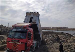 صور.. حملة لإغلاق منافذ التهريب بمحاذاة قناة الاتصال في بورسعيد