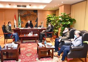 مراجعة أماكن مواقف سيارات الأجرة لتوفير مواصلات للطلاب بالفيوم