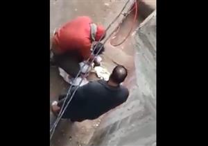 مقطع متداول لشخص يعري رضيعة بالشارع ويحاول حرقها.. ومصادر أمنية: جارٍ فحص الفيديو