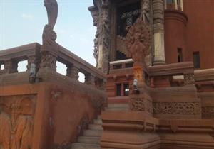 رطوبة وأملاح.. "الآثار" تكشف أسباب نشع المياه بجدران قصر البارون (صور)