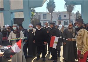 عيد الشرطة الـ69.. ضُباط يوزعون وردا وشوكولاتة على مواطني سوهاج – صور