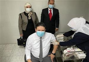 وكيل وزارة الصحة بالجيزة يتلقى لقاح فيروس كورونا