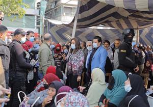 صور.. محافظ دمياط في مكتب البريد لحل أزمة الزحام