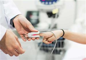 طبيب يوضح علامات نقص الأكسجين بالدم عند مرضى كورونا