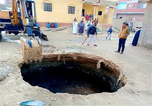 بالصور- ردم هبوط أرضي ابتلع سيارة وقتل قائدها في الإسكندرية