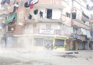 بالصور.. انهيار شرفة عقار قديم في الإسكندرية