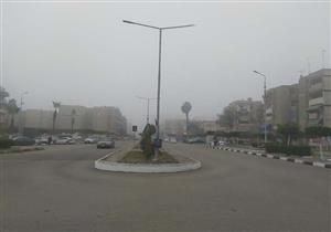 بالصور.. إغلاق طريق "بورسعيد- الإسماعيلية" بسبب الشبورة 