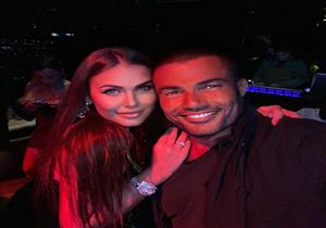 من هي كارولينا زوبكوف التي أثارت الجدل بصورة مع عمرو دياب؟