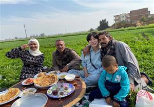 الخضرة والماء واللمة الحلوة..  رحلة يوتيوبر كوري في صعيد مصر