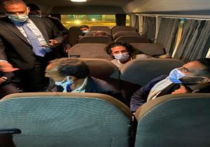 وصول البحارين المصريين المختطفين في نيجيريا إلى مطار القاهرة (صور)