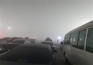 إنقاذ وسط الشبورة .. "فتحي" يفتح  بيته للعالقين في طريق إسكندرية الصحراوي