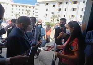   هدايا لطلاب جامعة بني سويف في أول أيام الدراسة - صور