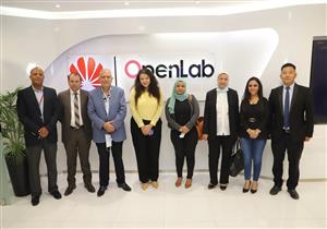 القوى العاملة: وفد رفيع المستوى يزور معمل "هواوي" في القرية الذكية