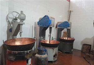 "مواد مجهولة المصدر".. ضبط مصنع لـ"حلوى المولد" في المنوفية (صور)