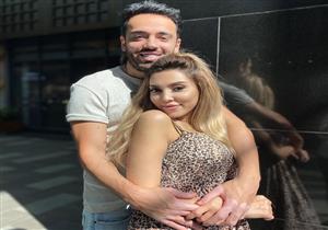 بعد أنباء الانفصال.. رامي جمال يعود لزوجته
