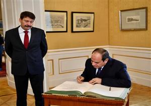 السيسي يكتب كلمة في سجل الشرف بقصر الرئاسة بالعاصمة بودابست