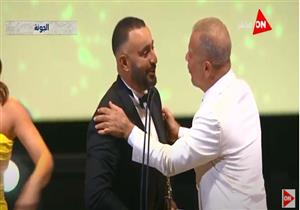 مهرجان الجونة.. موقف كوميدي بين شريف منير وأحمد السقا أثناء تكريمه (فيديو)