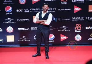  أحمد مجدي بإطلالة أنيقة في حفل افتتاح مهرجان أسوان