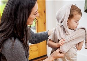 هل الملابس الثقيلة تحمي طفلِك من تقلبات الخريف؟