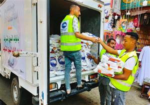 صور.. توزيع 3 آلاف علبة حلوى المولد على عمال النظافة والعمالة المؤقتة في الأقصر 