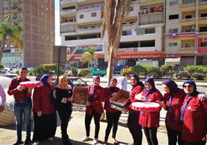 بالصور.. توزيع الحلوى والشربات بشوارع البحيرة احتفالًا بالمولد النبوي