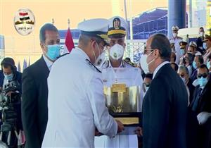 السيسي يتسلم هدية تذكارية من رئيس أكاديمية الشرطة.. فيديو