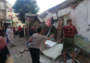 بالصور.. إزالة الأكشاك بمحيط المدارس في حي غرب الإسكندرية